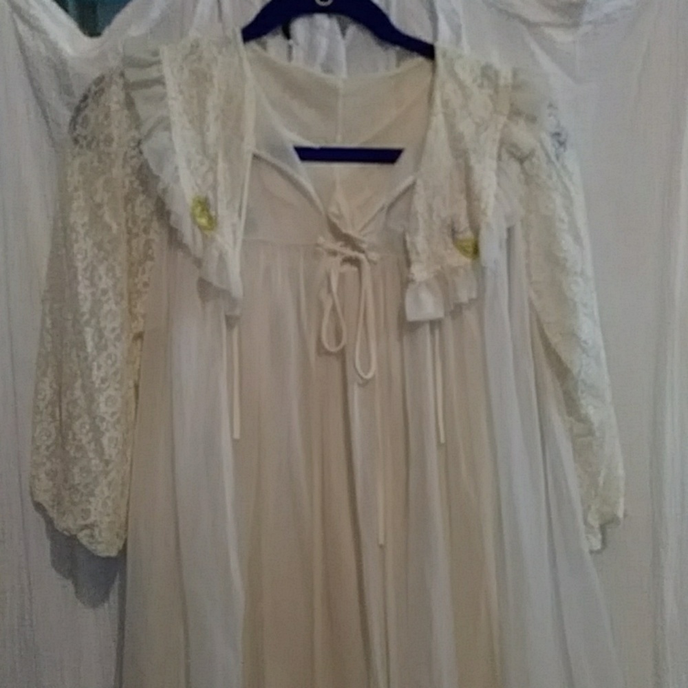 VINTAGE SET Off White Lacey Gown & Robe